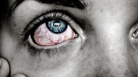 Po przebudzeniu bolą cię oczy? Nie ignoruj tych objawów!