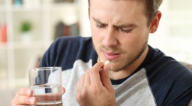 Bierzesz antybiotyk? Zobacz, jaki ma to wpływ na twoją jamę ustną!