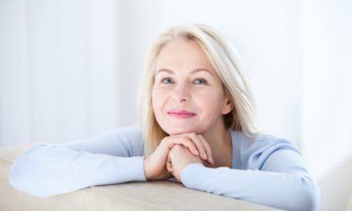 Jak rozpoznać pierwsze objawy menopauzy i jak sobie z nimi radzić